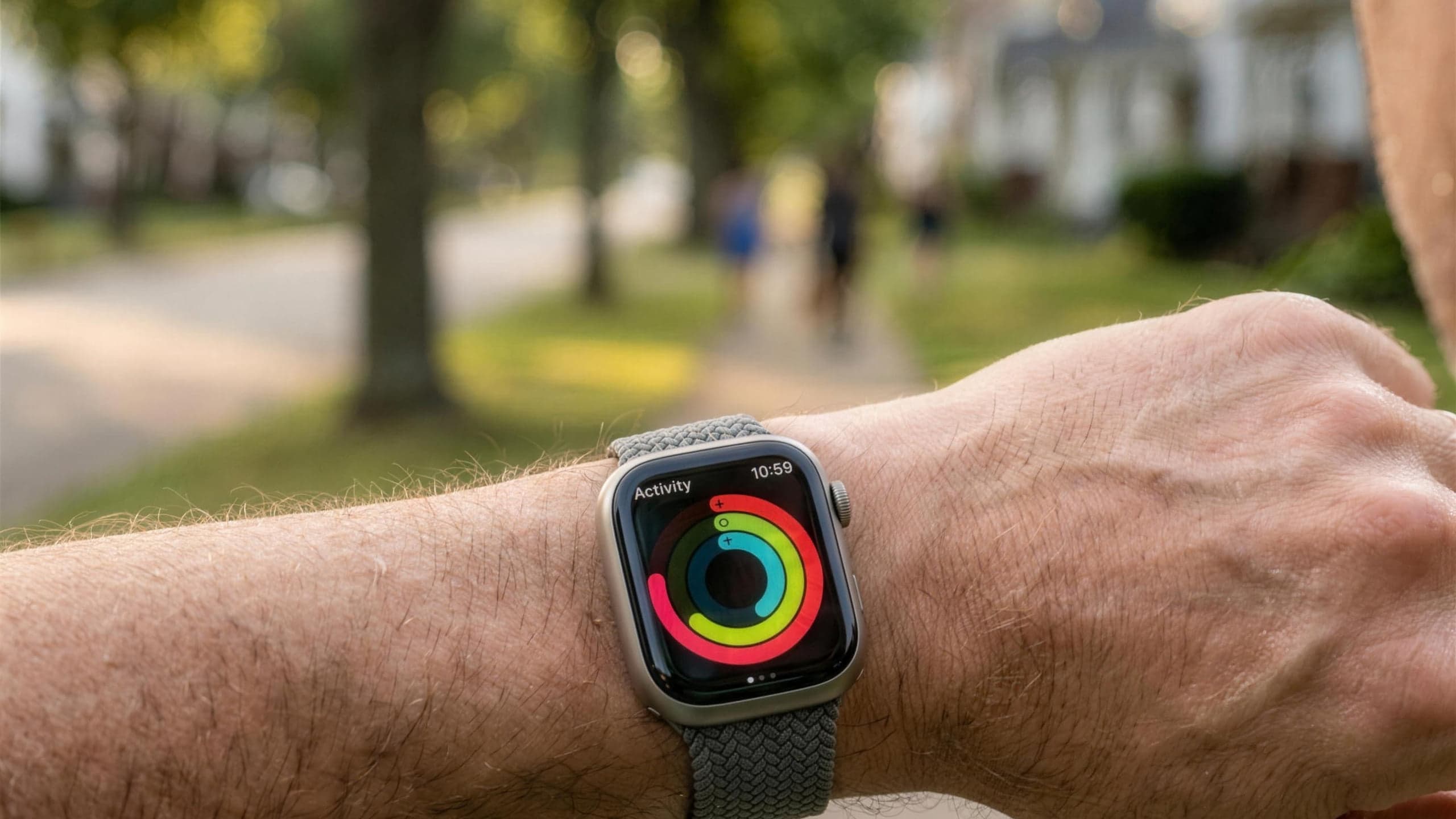 Nahaufnahme der Aktivitätsringe am Handgelenk: dasselbe Pro-Erlebnis, egal ob du im Web oder auf iOS kaufst.